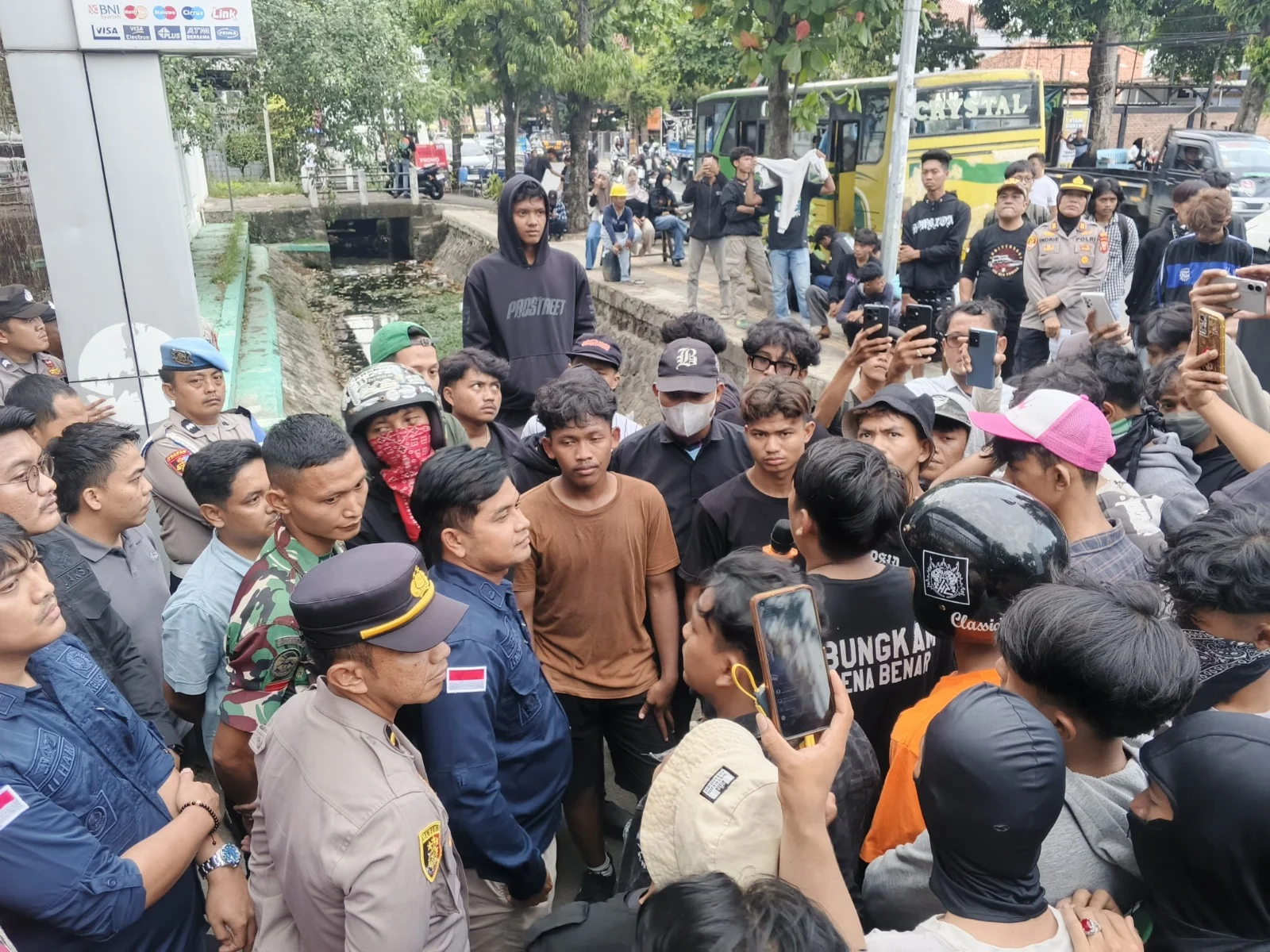 Viral! Aksi Polisi Humanis di Bengaluru dan Aizawl Kontras dengan Kekerasan di Delhi