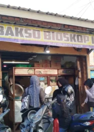 Viral di Medsos, Bakso Bioskop Lamo Kembali Ramai Pengunjung