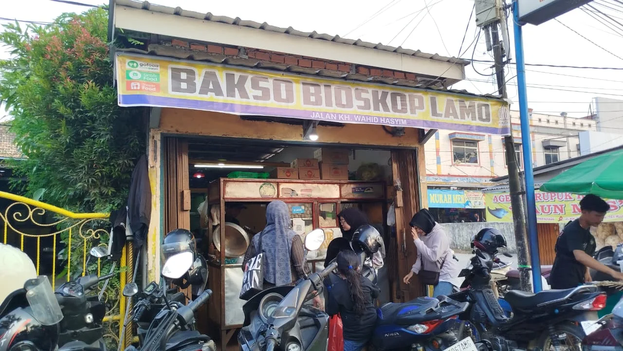 Viral di Medsos, Bakso Bioskop Lamo Kembali Ramai Pengunjung