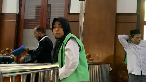 Wanita di Surabaya Sewa Ekskavator untuk Robohkan Rumah Dinas Bea Cukai