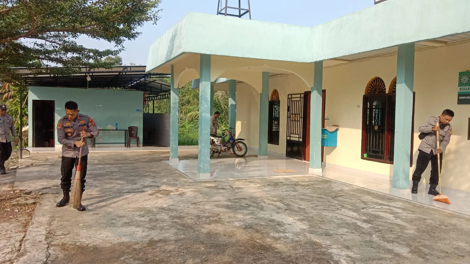 Wujud Polri Presisi: Polsek Lubuk Linggau Selatan I Percantik Rumah Ibadah Melalui Program Belida