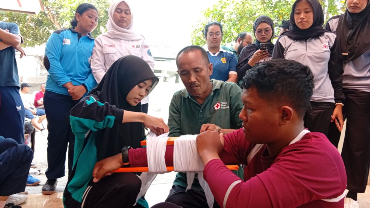 Semarak HUT ke-81 RI di PMI Jember, Relawan Lintas Kampus Adu Kekompakan dan Keterampilan