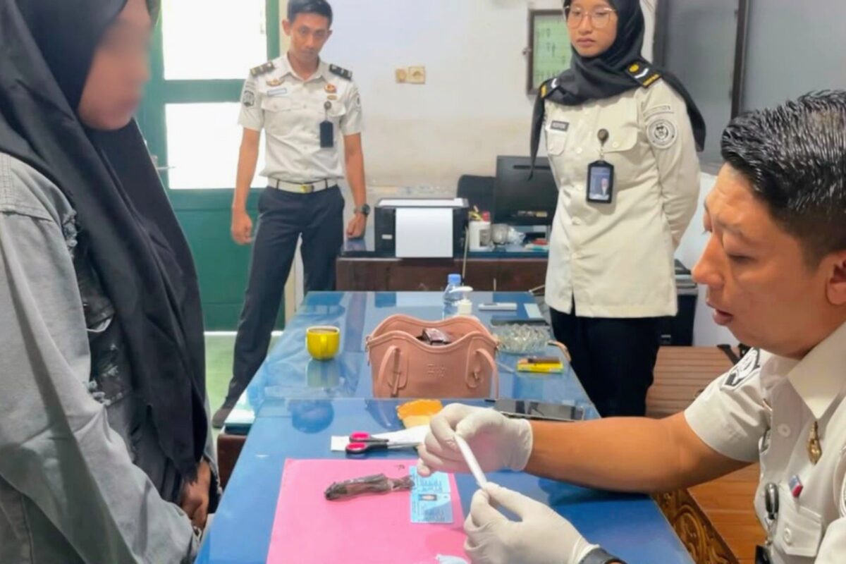 Kalapas Banyuwangi Solichin meminta keterangan kepada terduga DAT di ruang pemeriksaan terkait percobaan penyelundupan sabu 5 gram.