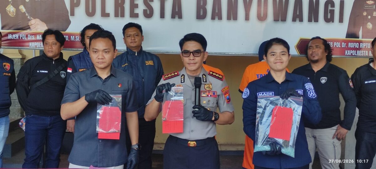 Resmob Polresta Banyuwangi menangkap dua terduga pelaku sindikat pencurian modus pecah kaca