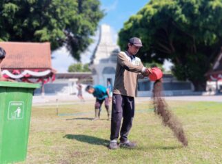 DLH Banyuwangi menyebarkan pupuk kompos di ruang terbuka hijau untuk menjaga kesuburan tanah dan ekosistem perkotaan