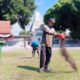 DLH Banyuwangi menyebarkan pupuk kompos di ruang terbuka hijau untuk menjaga kesuburan tanah dan ekosistem perkotaan