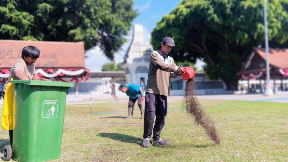 DLH Banyuwangi menyebarkan pupuk kompos di ruang terbuka hijau untuk menjaga kesuburan tanah dan ekosistem perkotaan