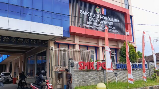 Tampak depan gedung SMK PGRI Rogojampi Banyuwangi tempat pelaksanaan program Teaching Factory