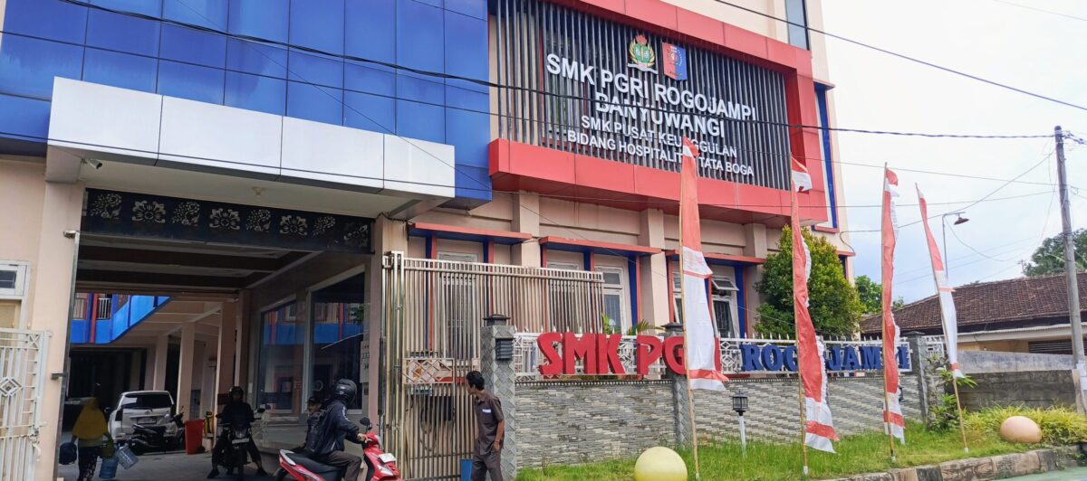 Tampak depan gedung SMK PGRI Rogojampi Banyuwangi tempat pelaksanaan program Teaching Factory