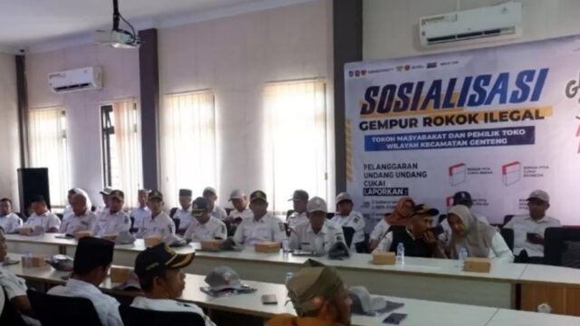 Satpol PP Banyuwangi bersama Bea Cukai memberikan edukasi manfaat DBHCHT kepada masyarakat dalam kegiatan sosialisasi di Kecamatan Genteng.