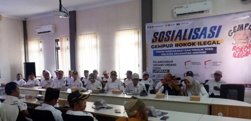 Satpol PP Banyuwangi bersama Bea Cukai memberikan edukasi manfaat DBHCHT kepada masyarakat dalam kegiatan sosialisasi di Kecamatan Genteng.