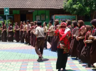 Anggaran Pendidikan 2027 Naik, DPR Desak Program SD dan SMP Gratis