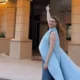 Anne Hathaway Bantah Rumor Hamil Palsu, Bangga Pamerkan Baby Bump