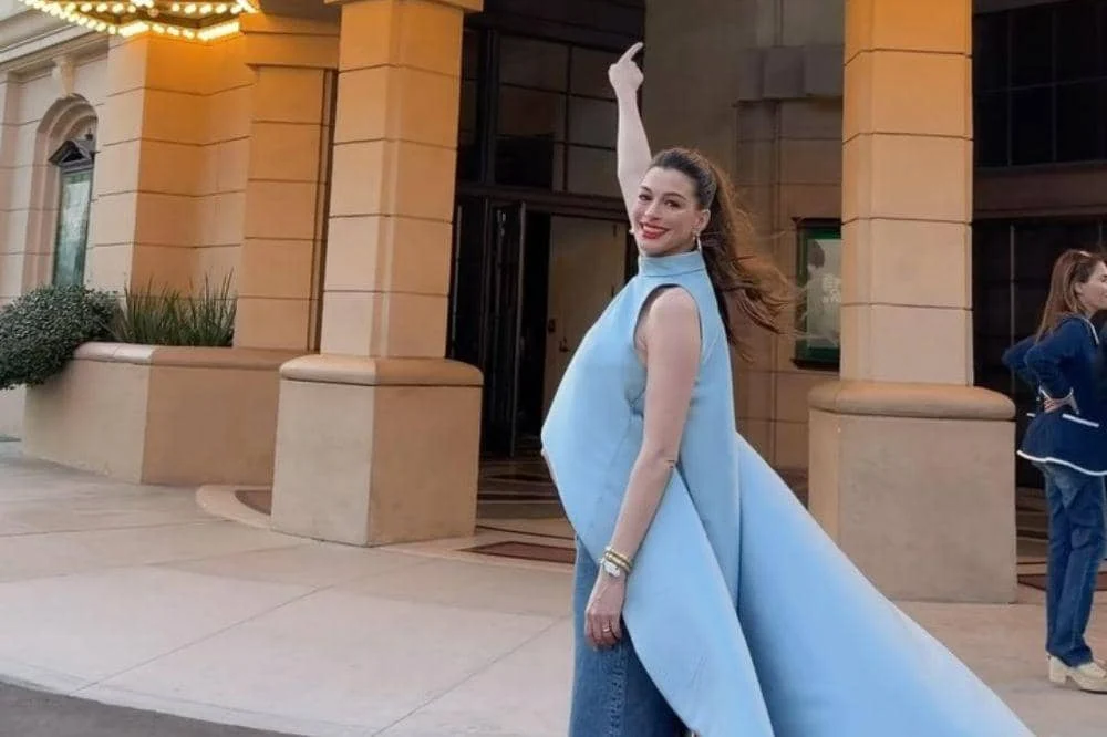 Anne Hathaway Bantah Rumor Hamil Palsu, Bangga Pamerkan Baby Bump
