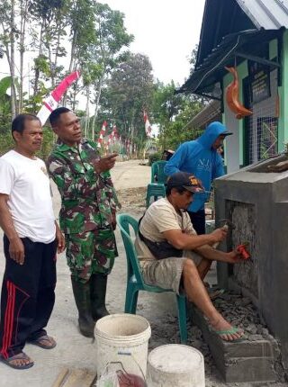 Babinsa Dampingi Pembangunan Tugu Prasasti di Wilayah Binaannya