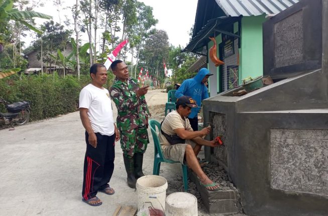 Babinsa Dampingi Pembangunan Tugu Prasasti di Wilayah Binaannya