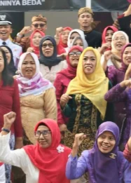 Baju Adat Warnai Pasar Ngadirejo, Pedagang Kediri Hentikan Transaksi Sejenak