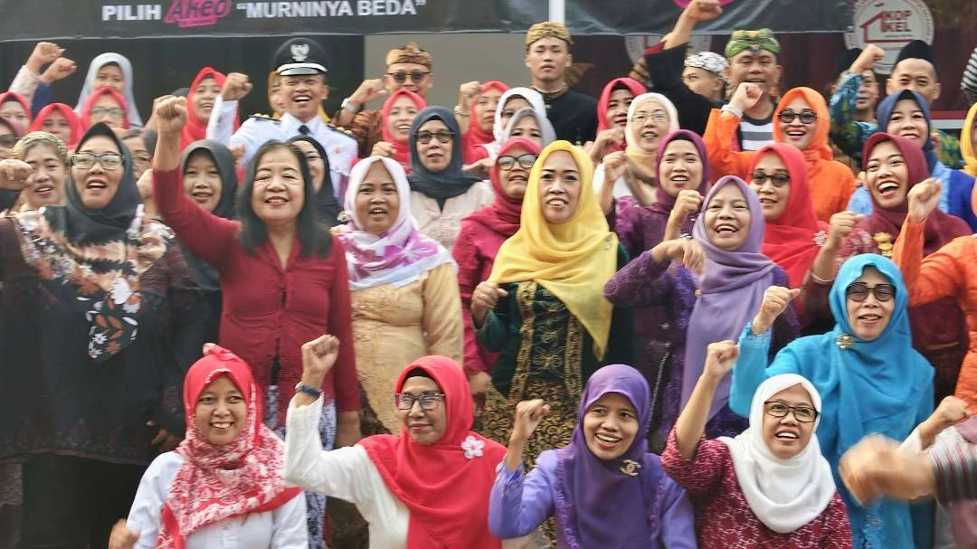 Baju Adat Warnai Pasar Ngadirejo, Pedagang Kediri Hentikan Transaksi Sejenak
