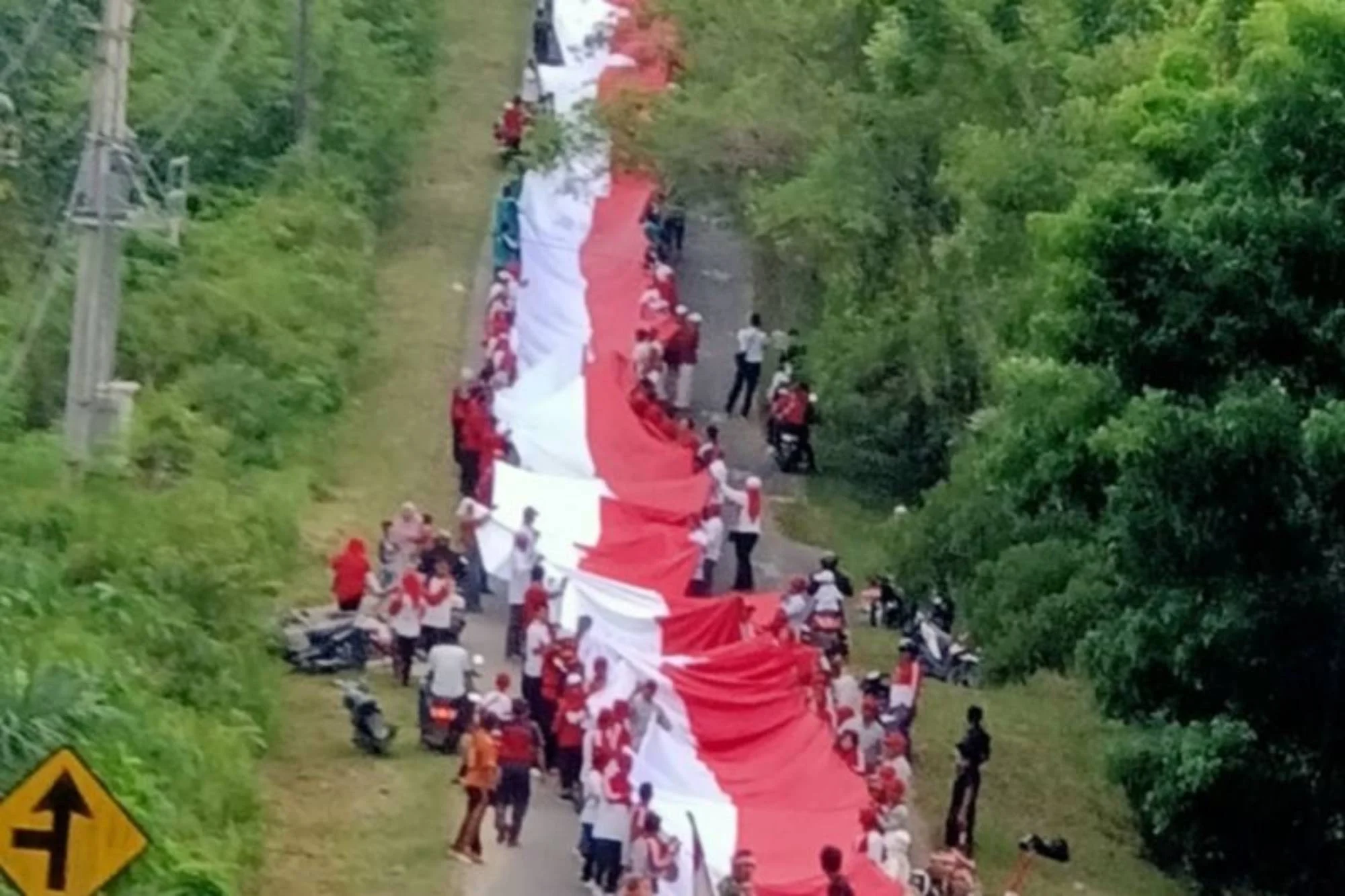 Bendera Merah Putih Sepanjang 2.026 Meter Dibentangkan di Kaltara, Oi Tolak Pencatatan Rekor MURI