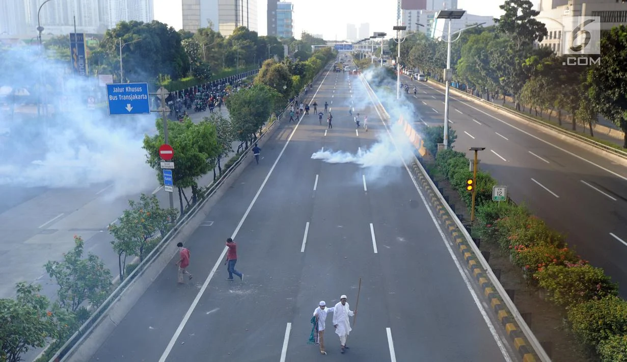 Bentrok dan Gas Air Mata Warnai Aksi Massa di Kawasan Slipi dan Palmerah Jakarta Barat