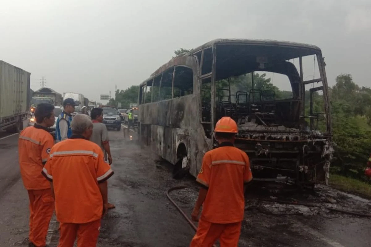 Bus Rombongan AMPB dari Pati Dilempari Batu di Tol Jakarta-Cikampek, Tiga Penumpang Luka Ringan