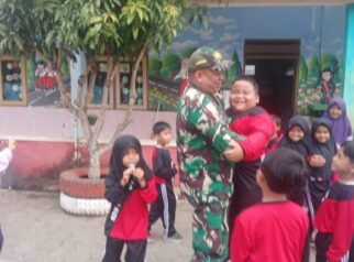 Canda Ria Anak SD N 1 Cukil Hangatkan Waktu Istirahat di Desa Cukil