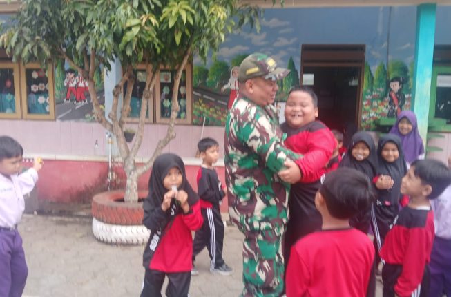 Canda Ria Anak SD N 1 Cukil Hangatkan Waktu Istirahat di Desa Cukil