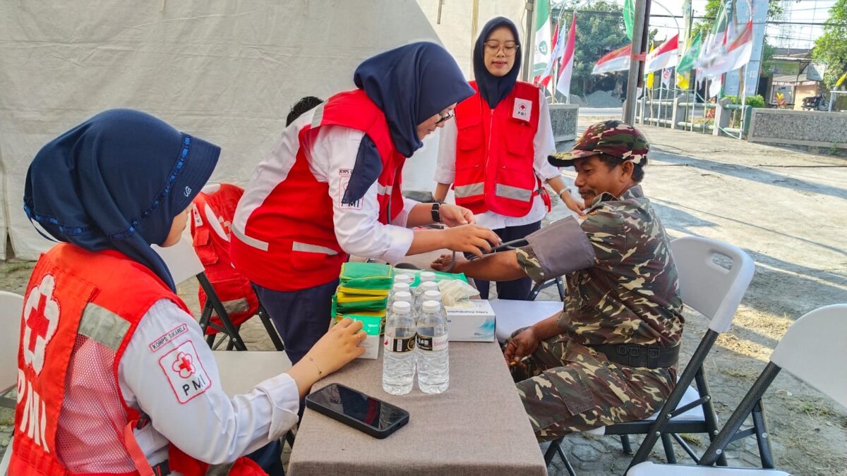 PMI Jember Terjunkan 12 Relawan, Siagakan Layanan Kesehatan untuk Muktamar ke-35 NU di Jombang