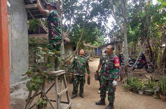 Danramil 08 Suruh Turun Langsung Wujudkan Teras Rumah Bapak Kusri dalam TMMD ke-129