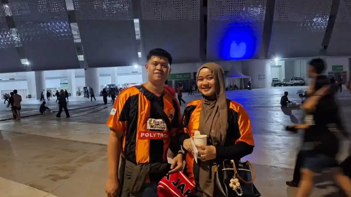 Dari Sukabumi ke JIS, Cerita Jakmania Suami Istri yang Rela Tempuh Jauh demi Persija