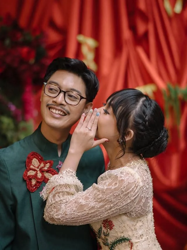 Detail Penampilan Unik Pasangan Aulion dan Pila di Hari Pernikahannya