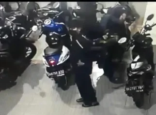Detik-detik Maling Berjaket Hitam Membawa Kabur Sepeda Jemaah di Pekalongan, Aksi Nekat Terekam CCTV