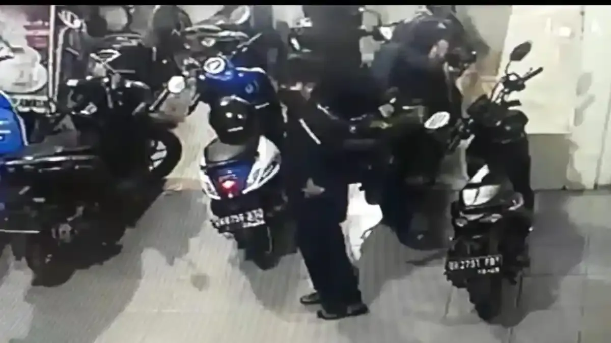 Detik-detik Maling Berjaket Hitam Membawa Kabur Sepeda Jemaah di Pekalongan, Aksi Nekat Terekam CCTV