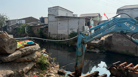 Dinas SDA DKI Bongkar Jembatan Tegal Alur untuk Mobilisasi Alat Berat Pengerukan Kali Semongol