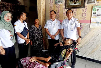 Dinsos Kudus Berikan Kursi Roda untuk Tunanetra Lumpuh di Kudus