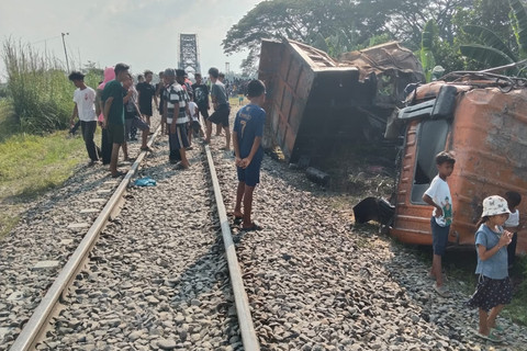 Dump Truk Tertemper Kereta Api Putri Deli di Sumut, Sopir Tewas