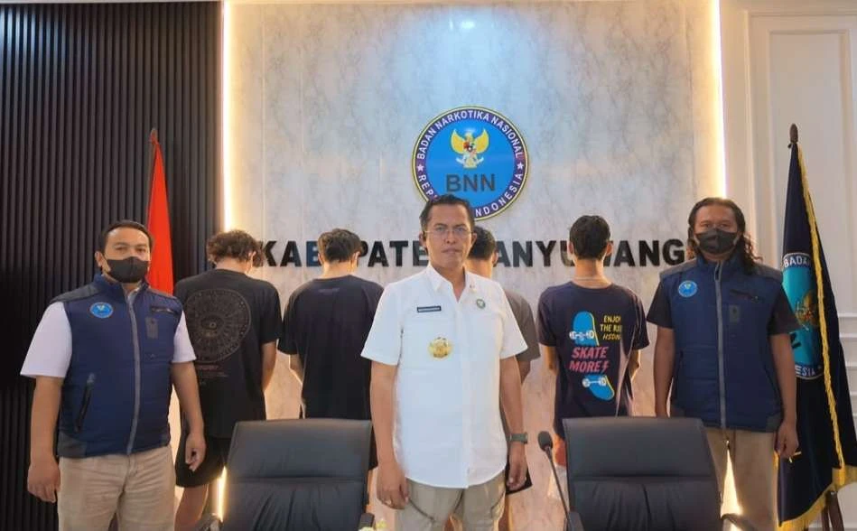 Empat Pria dan Satu Perempuan Diamankan BNNK Banyuwangi, Sita 72 Paket Sabu