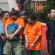 Foto 8 WNA Tersangka Penyelundupan 1,3 Ton Ketamin Digiring ke Bareskrim