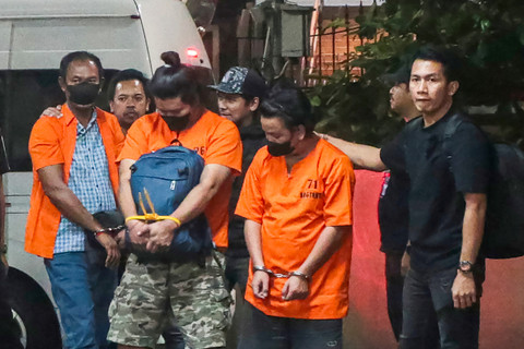 Foto 8 WNA Tersangka Penyelundupan 1,3 Ton Ketamin Digiring ke Bareskrim