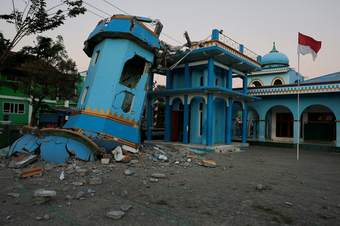 Foto Masjid di NTT Terdampak Gempa 7,7 Magnitudo, Menara Ambruk