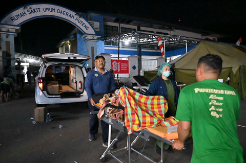 Foto RSUD Ruteng Rusak Usai Gempa NTT, Pasien Dirawat di Tenda Darurat