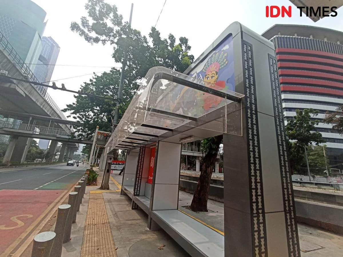 Halte Rasuna Said Dikritik karena Atap Transparan yang Membuat Penumpang Terkena Terik Matahari