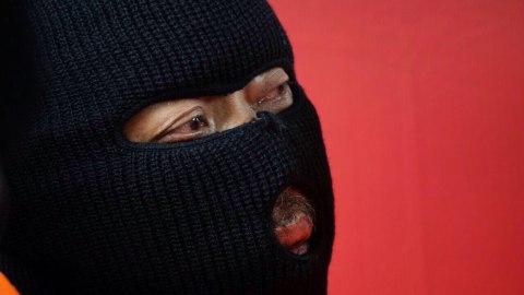 Heboh Pencuri Panjat Atap Rumah Warga-Gondol TV Tepergok Satpam, Berujung Bui