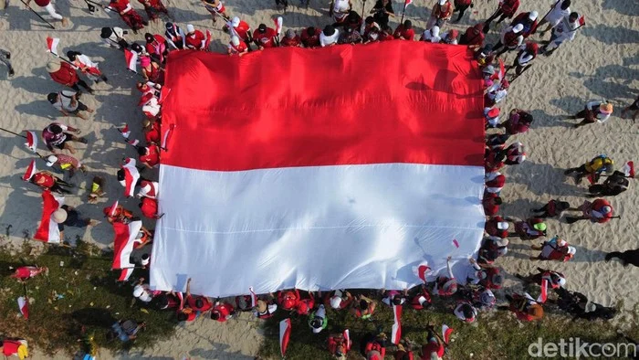 HUT ke-81 RI, Bendera Merah Putih Raksasa Membentang di Berbagai Lokasi Nasional