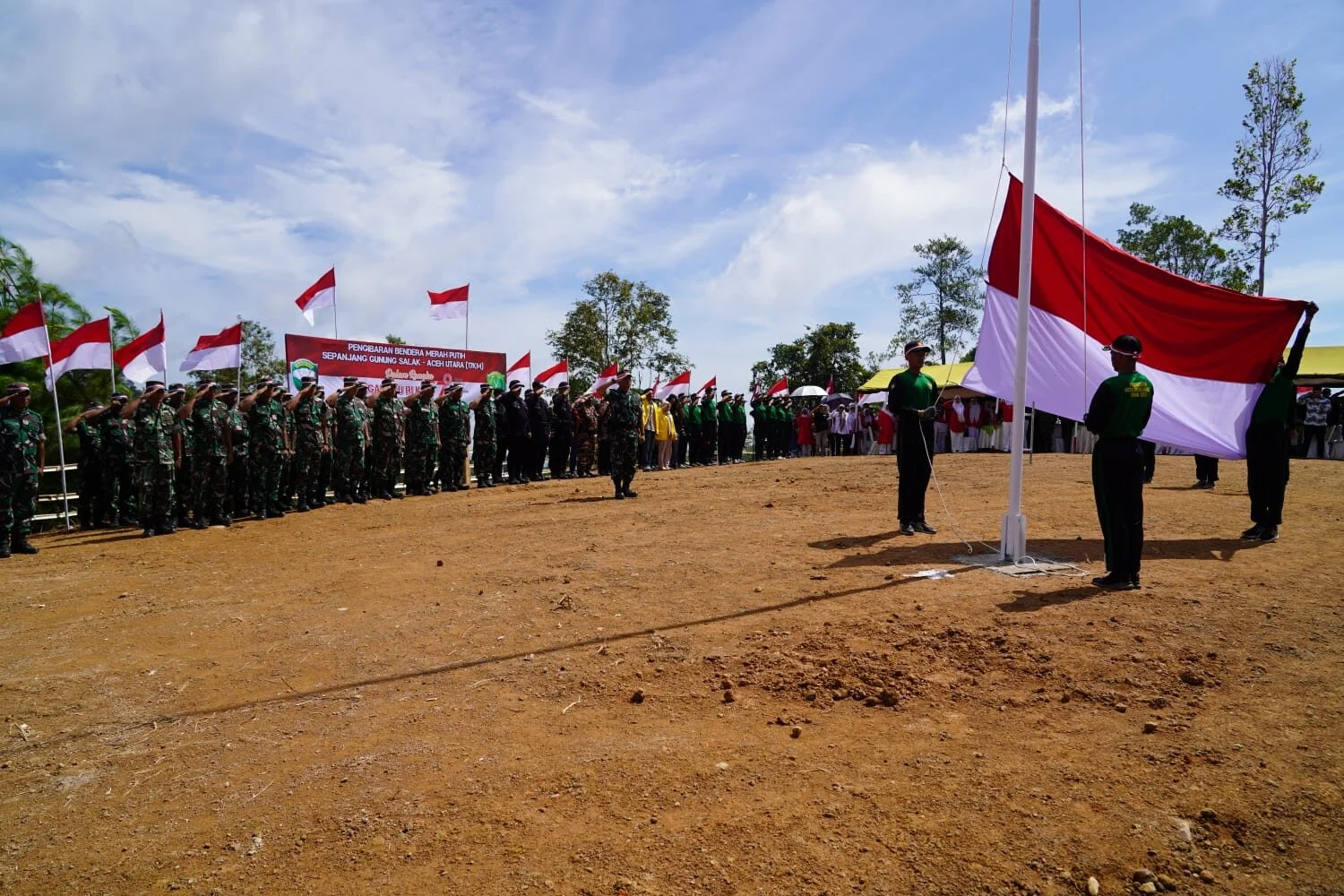 Ini Dua Prajurit yang Kembali Kibarkan Merah Putih di Halaman Masjid Raya Banda Aceh