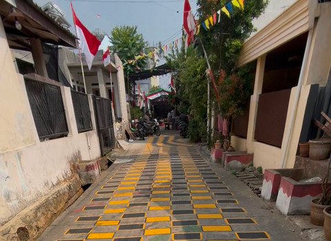 Jalan di Pengasinan Depok Dicat Kuning-Hitam Jelang 17-an Merah-Putih Sakral