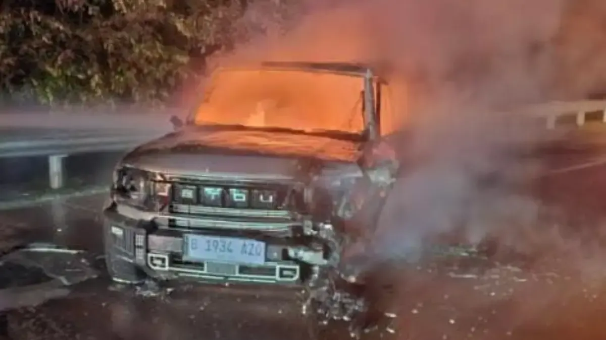 Jeep Mercedes-Benz Terbakar di Tol Jagorawi, Dua Orang Tewas dalam Kecelakaan Maut