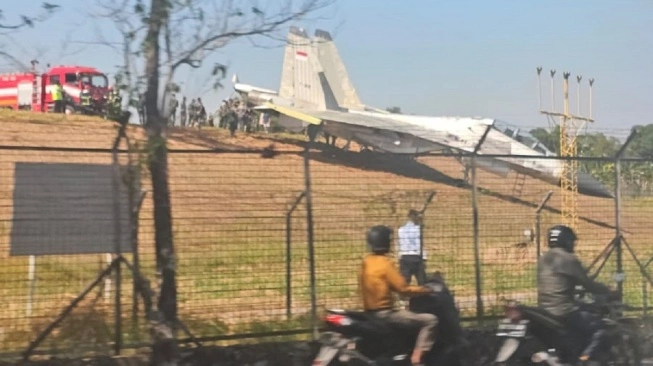 Jet Tempur Sukhoi TNI AU Tergelincir Nyaris Hantam Jalan Raya