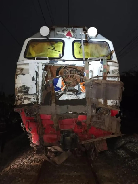 KA Malabar Vs Truk Muatan Pasir di Klaten, 14 Kereta Alami Keterlambatan