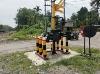 KAI Tegaskan Larangan Penggunaan Sisi Jalur Rel Kereta untuk Liga Aspal di Menteng